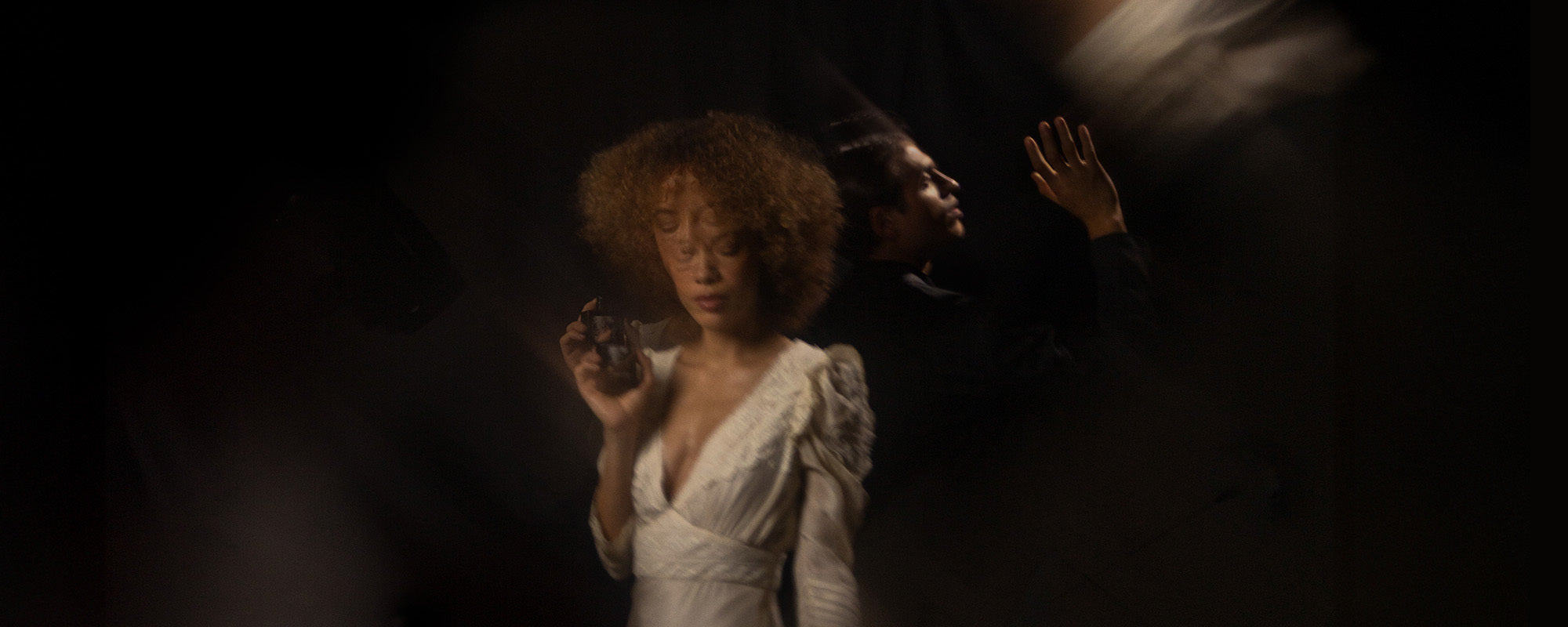 Between Presence and Absence: The Haunting of L’Hantise